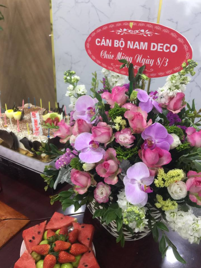 Hoa và bánh anh em DECO tặng chị em