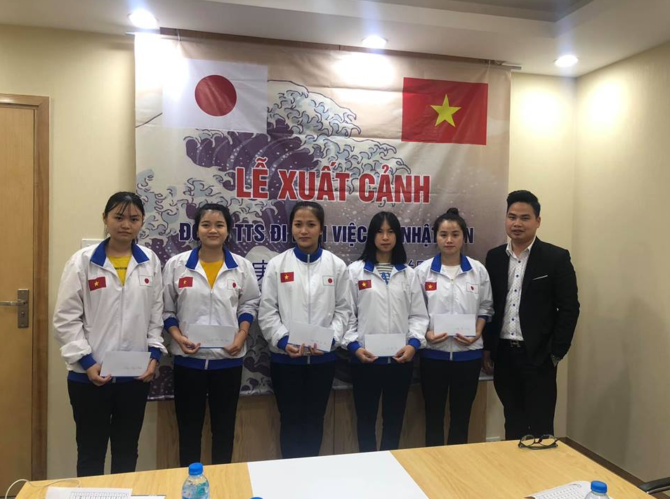 Trưởng phòng Nhật Bản 5 đại diện troa học bổng cho đoàn TTS của nghiệp đoàn Horuriku