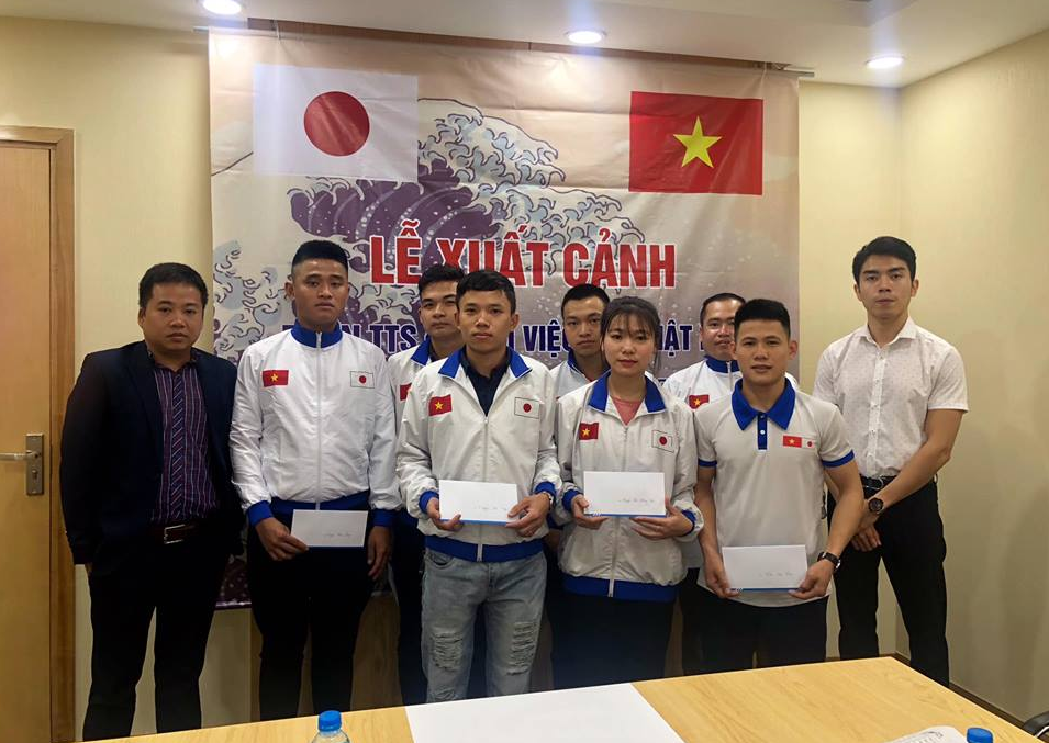 Đoàn thực tập sinh nghiệp đoàn Nishinihon được trao học bổng