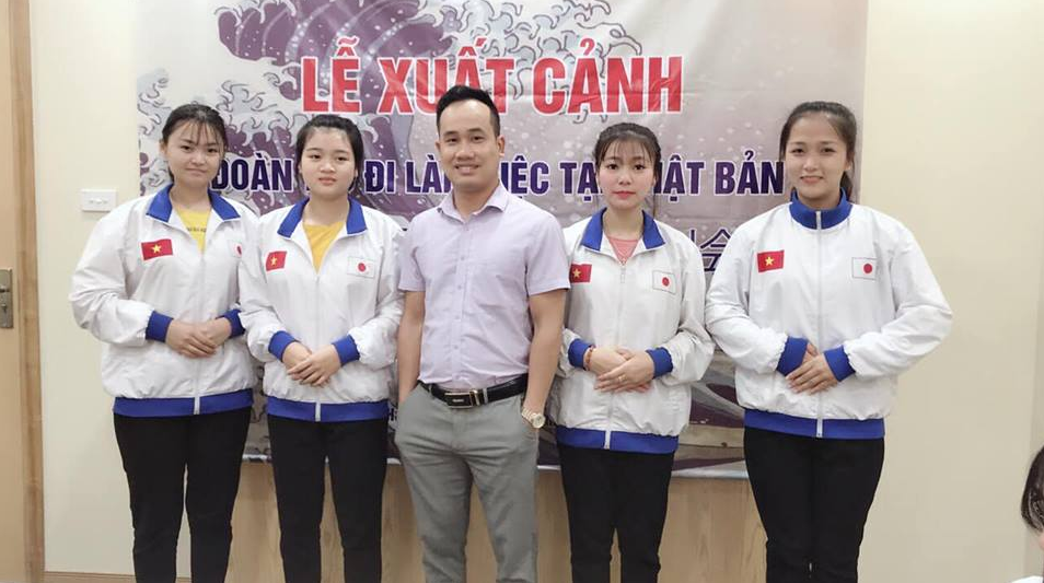 Trưởng phòng tuyển dụng 1 chụp ảnh cùng các bạn