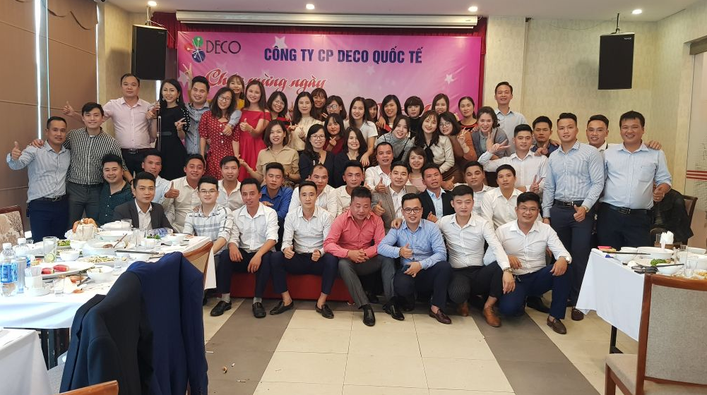 Tập thể nhân sự khối văn phòng, công ty DECO trong buổi giao lưu.