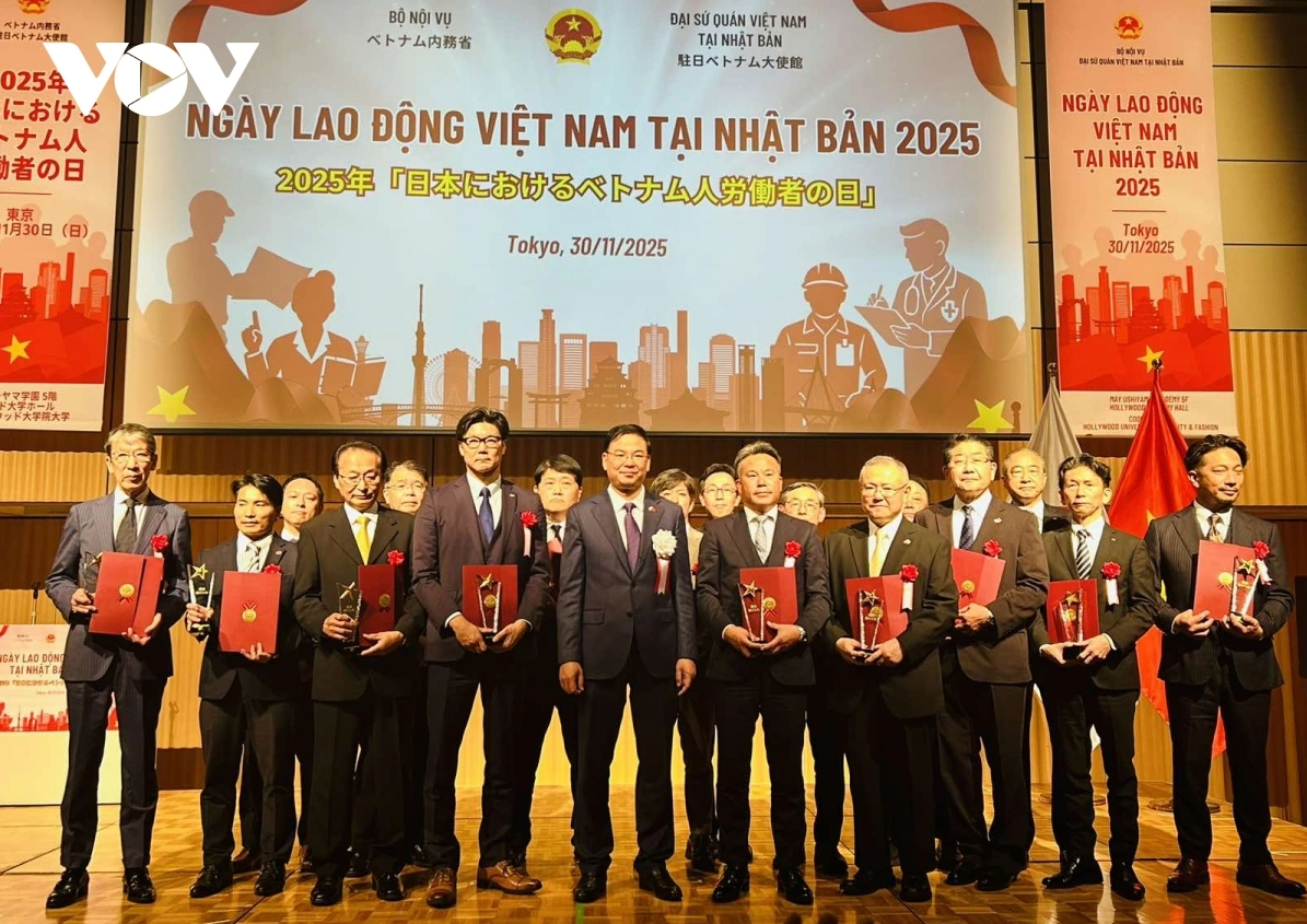 Đại sứ Phạm Quang Hiệu (giữa) trao Thư khen và cho các công ty tiếp nhận Nhật Bản. (Ảnh: VOV Tokyo)