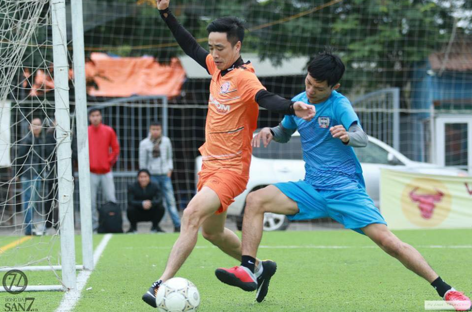 Pha tranh chấp bóng rất chuyên nghiệp từ cầu thủ hai đội