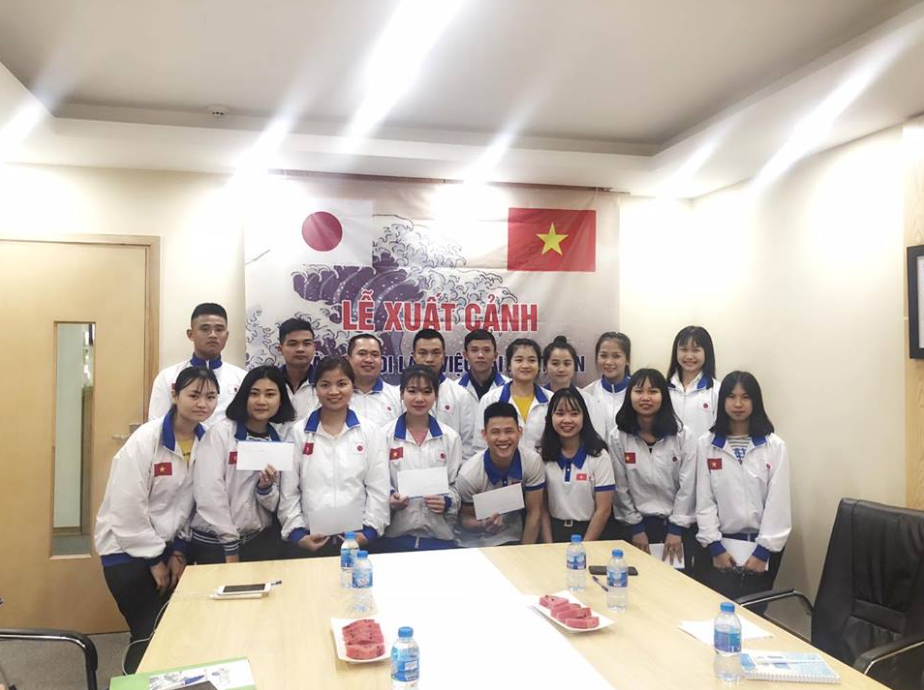 Đại diện các bạn TTS được nhận học bổng