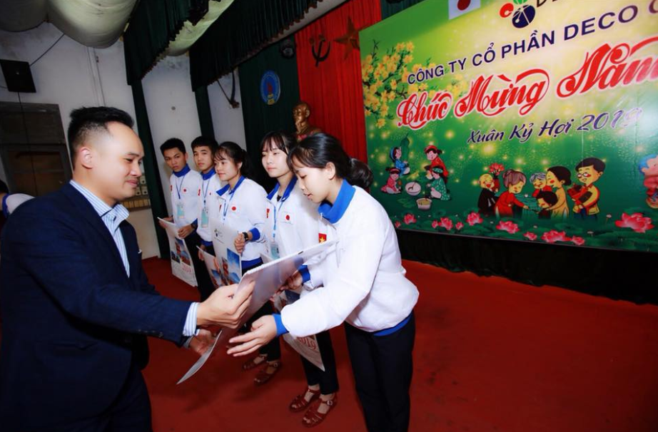 Công ty tặng lịch năm mới 2019 cho các bạn thực tập sinh