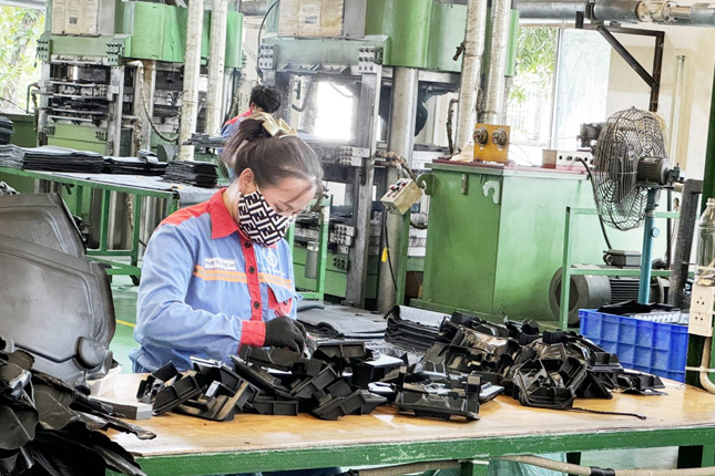 Tuyển 10 Nam, 8 Nữ làm cao su (lương cao) tại Tân Bắc (Đài Loan)