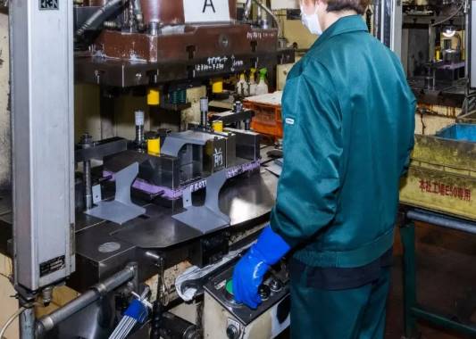 Đơn tuyển dụng 08 nam, nữ gia công cơ khí – dập ép kim loại