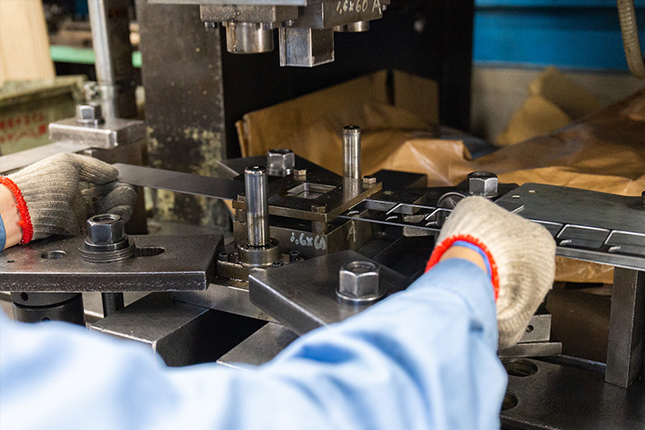 Đơn tuyển dụng 18 lao động dập – ép kim loại linh kiện công nghiệp