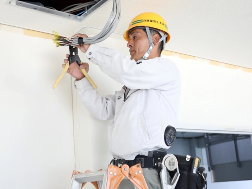 Đơn tuyển dụng 5 nam hoàn thiện nội thất (thi công, lắt đặt, hoàn thiện các hạng mục trong nhà)