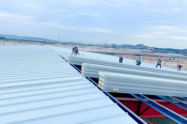 Đơn tuyển dụng 11 lao động thi công lắp đặt mái tôn nhà xưởng