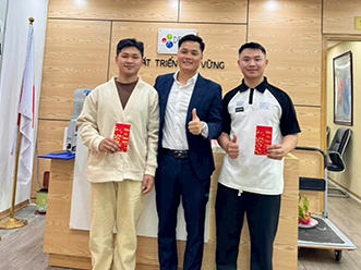 Hỗ trợ hai em trai Hòa và Nam đăng ký đơn hàng Nhật Bản